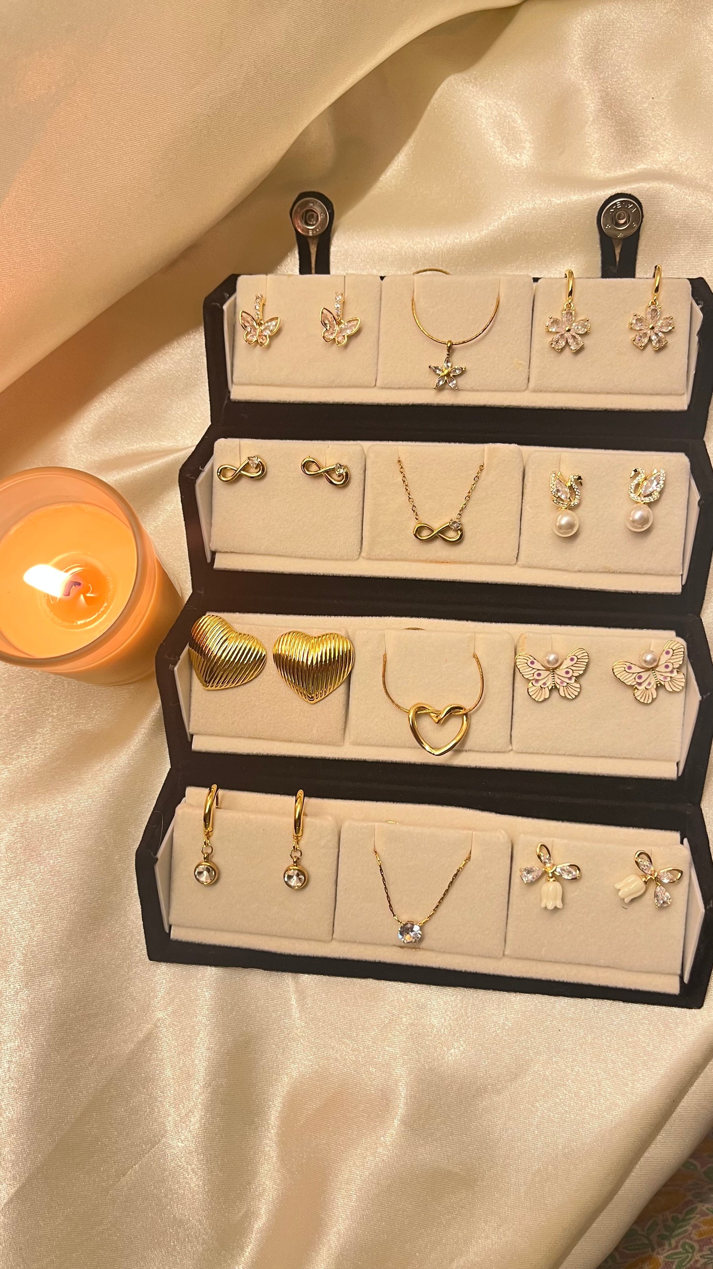Earrings and Necklaces  Jewellery  box￼